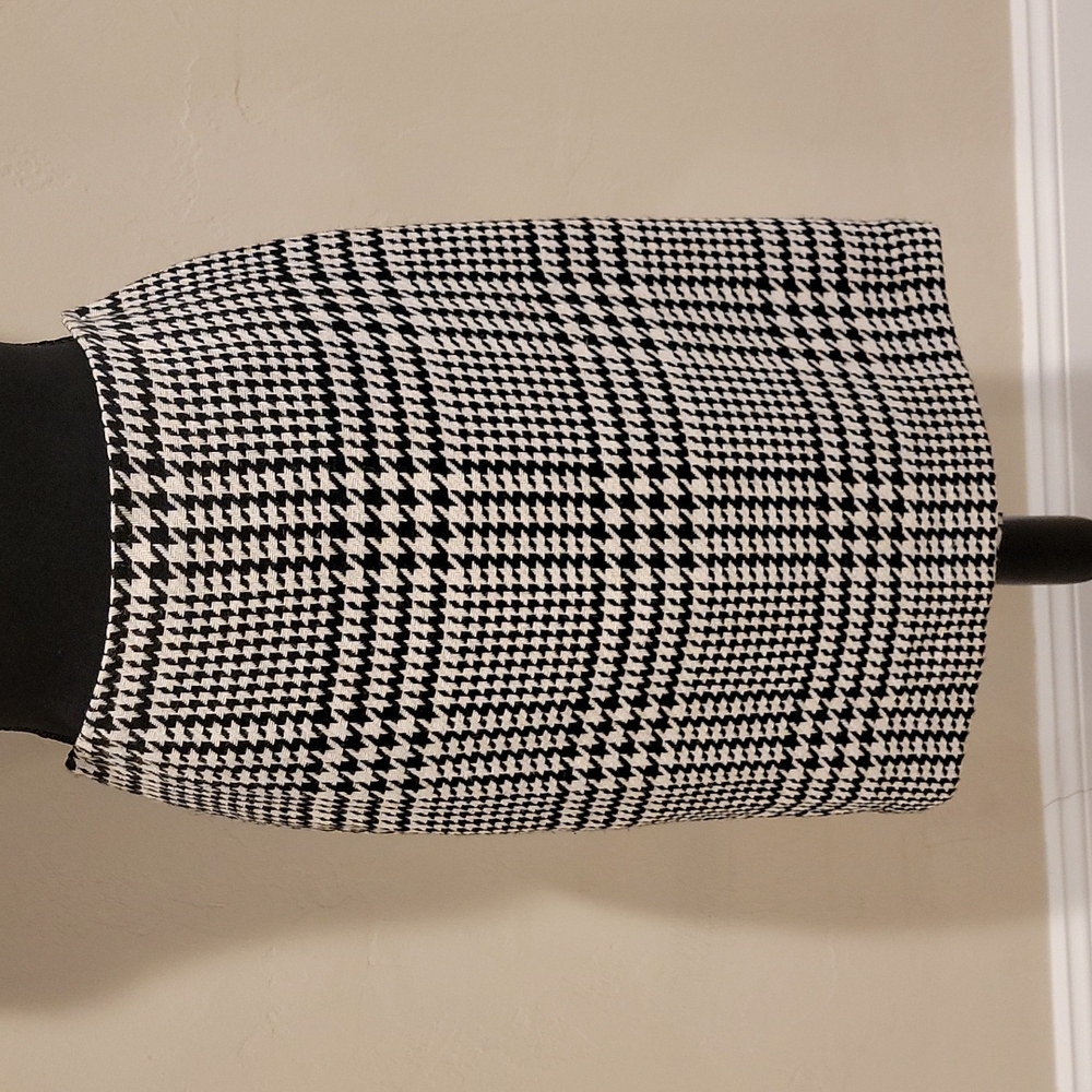 Liz Claiborne Houndstooth Skirt in size 8.